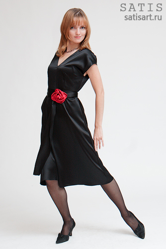 Платье трикотажное чёрное с красным цветком