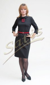 Платье трикотажное черное с вышитый шелковым поясом и квадратной отделкой